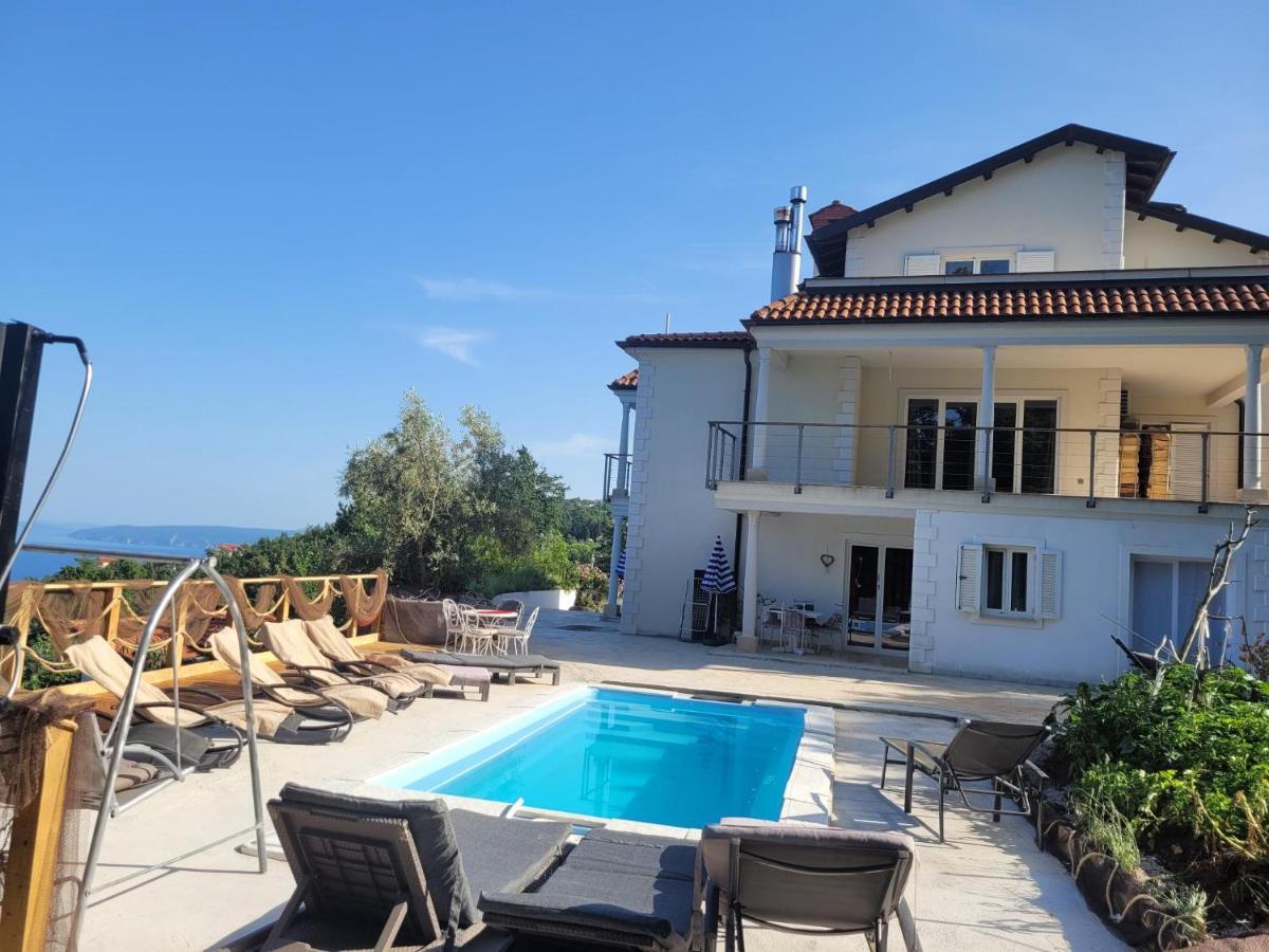 Apartments Chiara Mit Meerblick Und Pool Und Jacuzzi Ловран Екстер'єр фото