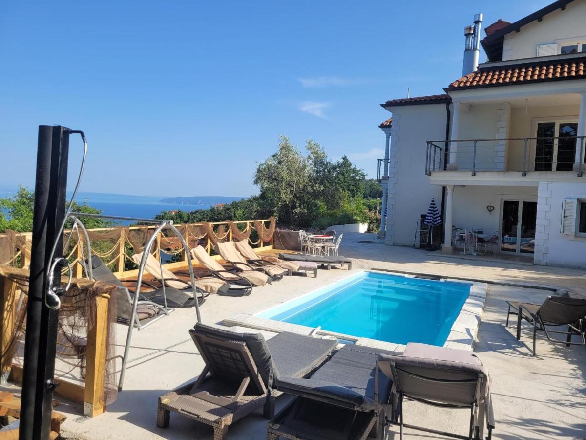 Apartments Chiara Mit Meerblick Und Pool Und Jacuzzi Ловран Екстер'єр фото