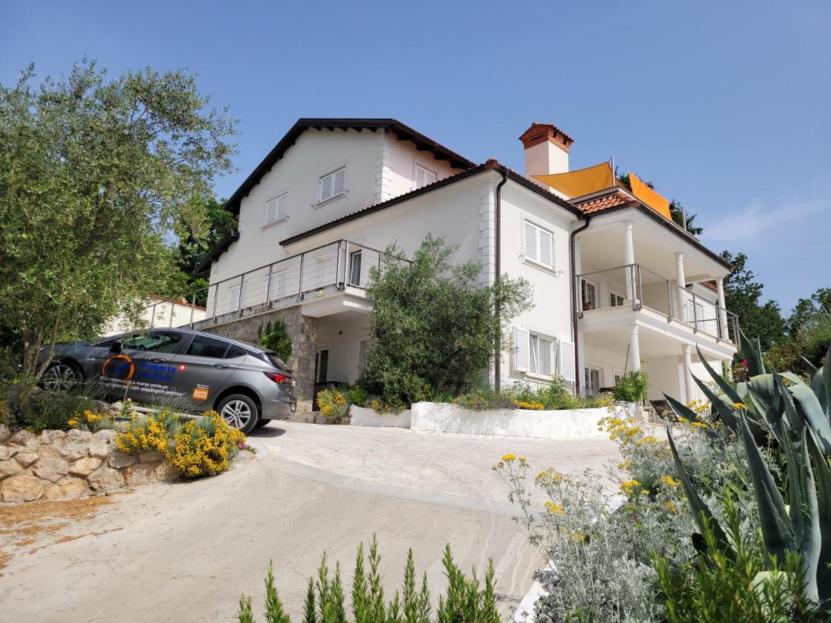 Apartments Chiara Mit Meerblick Und Pool Und Jacuzzi Ловран Екстер'єр фото