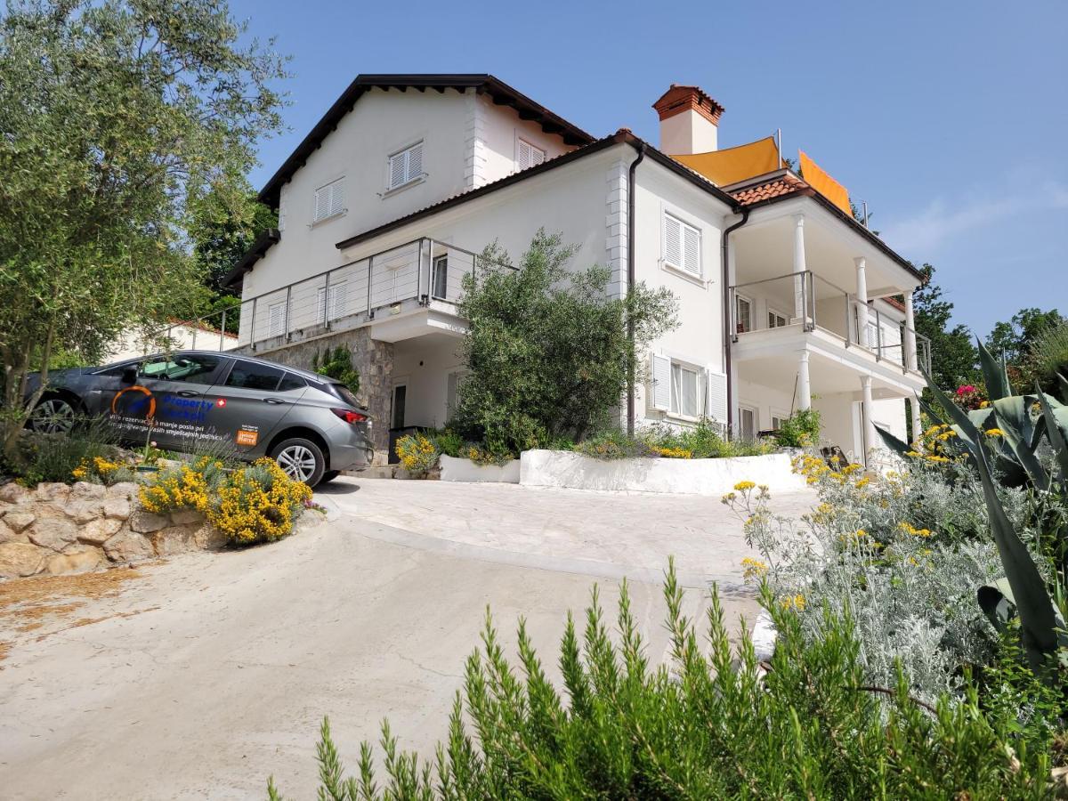 Apartments Chiara Mit Meerblick Und Pool Und Jacuzzi Ловран Екстер'єр фото