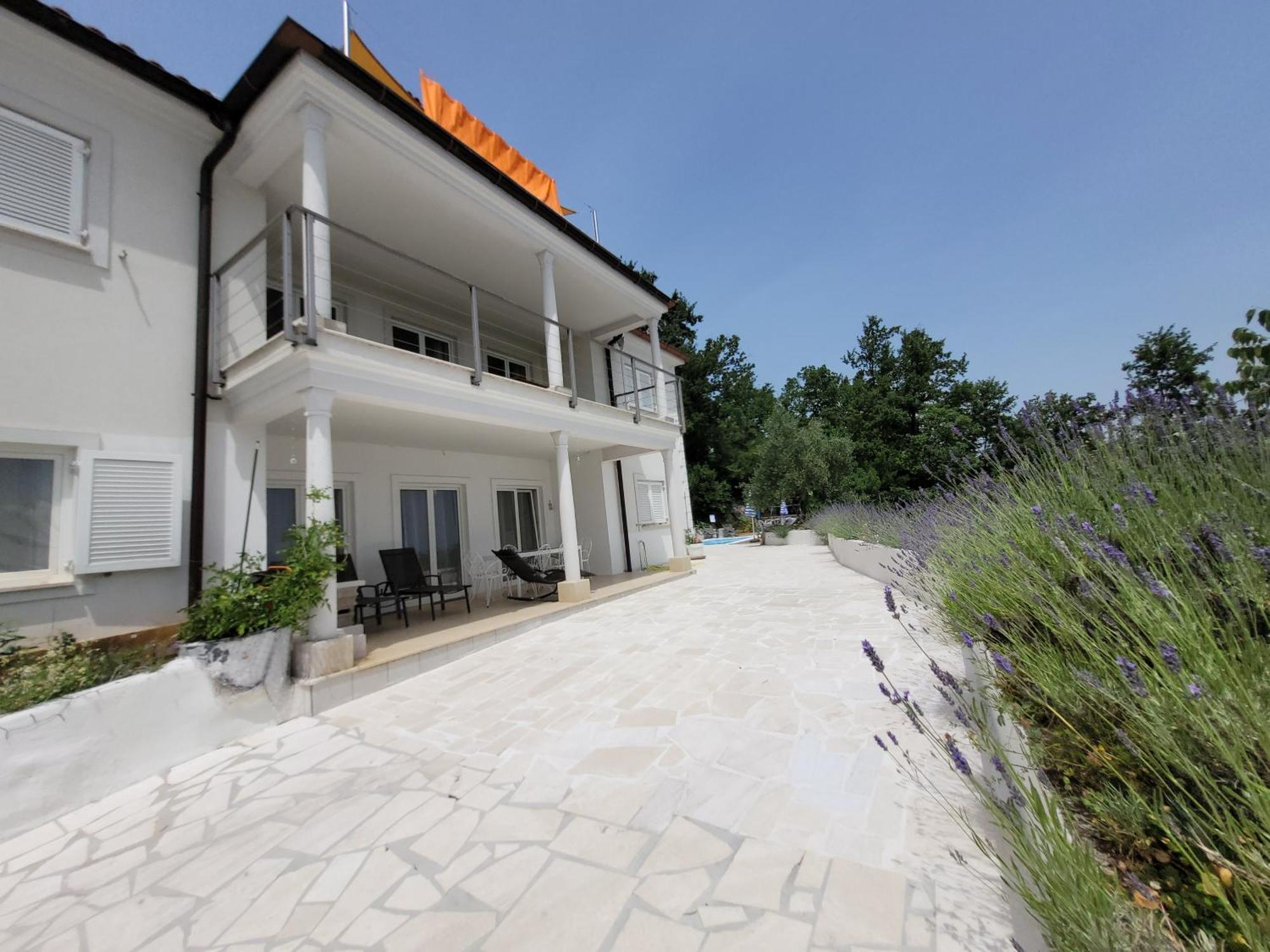Apartments Chiara Mit Meerblick Und Pool Und Jacuzzi Ловран Екстер'єр фото